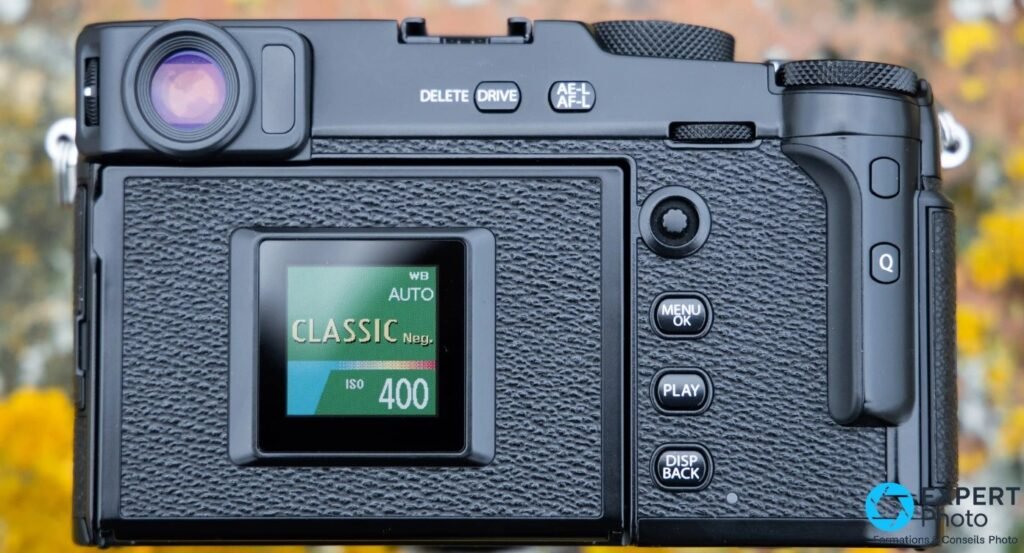 Vue arrière frontale d'un Fujifilm X-Pro3 noir, écran principal caché, mini-écran de contrôle affichant Classic Neg ISO 400.