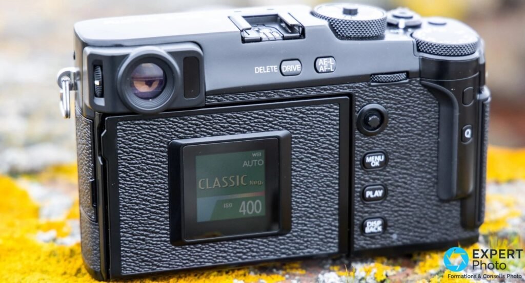Dos d'un Fujifilm X-Pro3 noir, mini-écran arrière allumé affichant Classic Neg, ISO 400, balance des blancs auto.