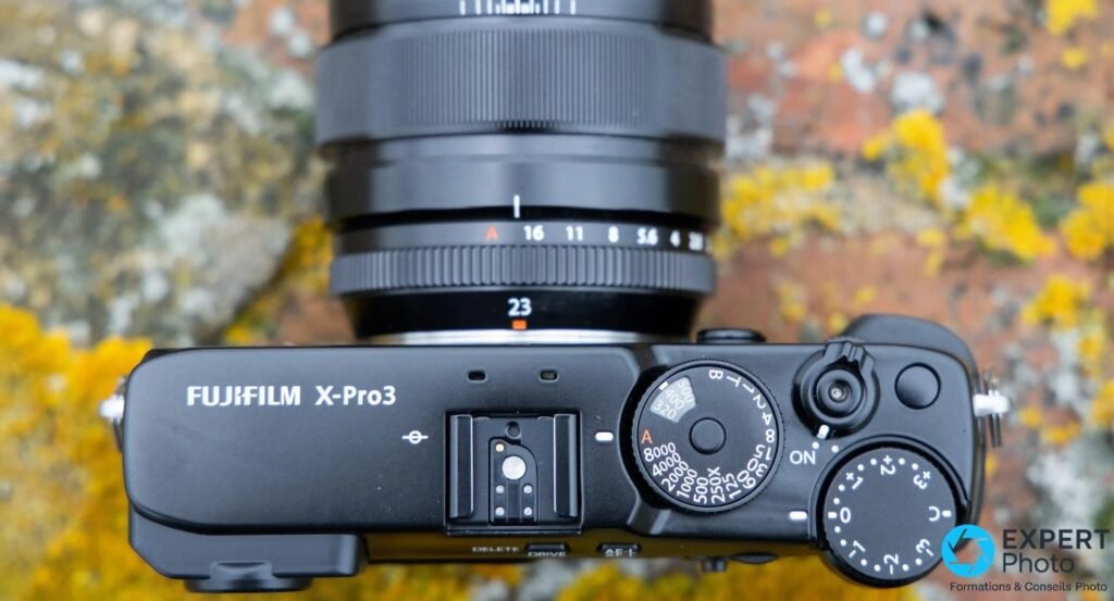 Vue de dessus du Fujifilm X-Pro3 noir, gravure FUJIFILM X-Pro3 visible, molettes ISO, vitesse et correction d'exposition.