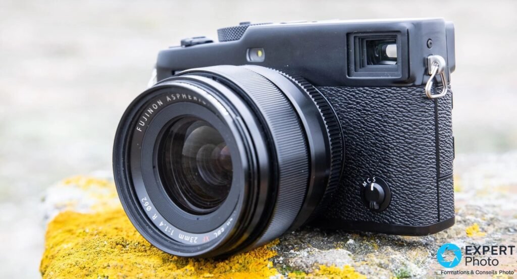 Fujifilm X-Pro3 noir avec Fujinon XF 23mm f/1.4 monté, trois quarts avant droit, sélecteur MCS visible côté droit.