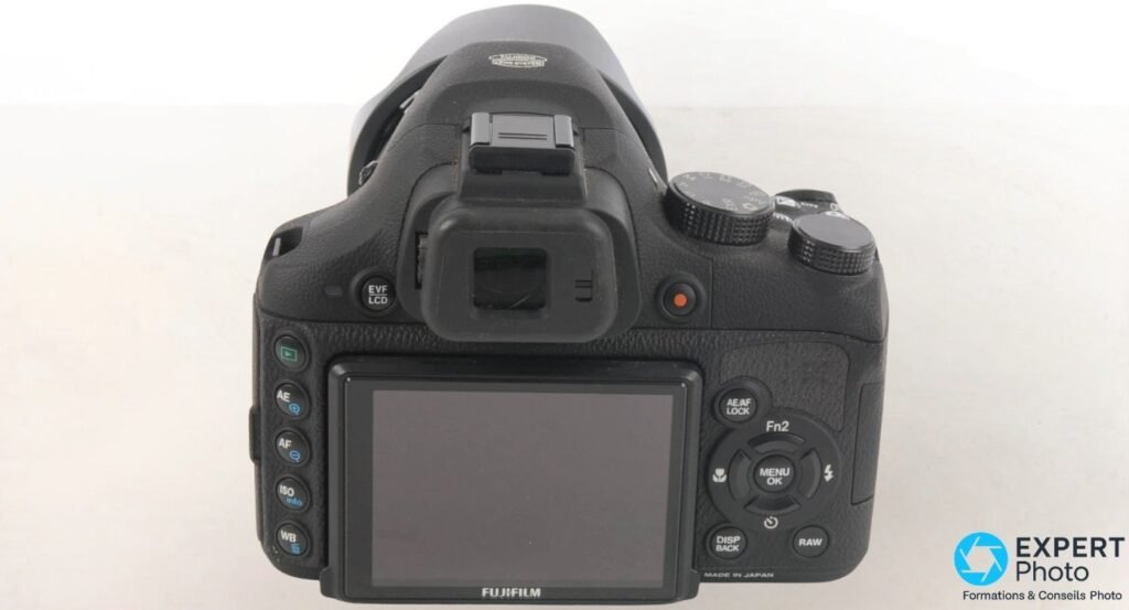  Fujifilm X-S1 vu de l'arrière, écran LCD 3 pouces, viseur EVF, oculaire et boutons MENU OK, AE/AF, ISO, WB visibles.