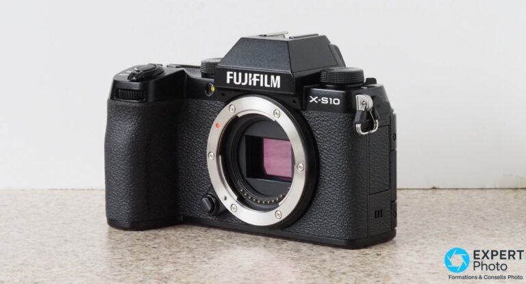 Fujifilm X-S10 : test terrain, avis et alternatives 2026 Boîtier Fujifilm X-S10 vu de trois quarts avant, sans objectif, monture X exposée avec capteur APS-C visible.