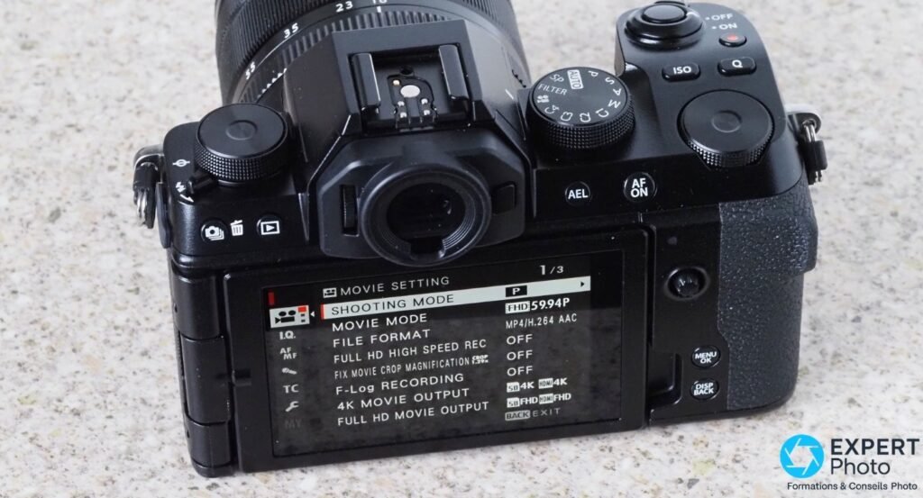 Écran arrière du Fujifilm X-S10 ouvert sur le menu MOVIE SETTING avec FHD 59.94P, MP4 H.264 AAC et F-Log.