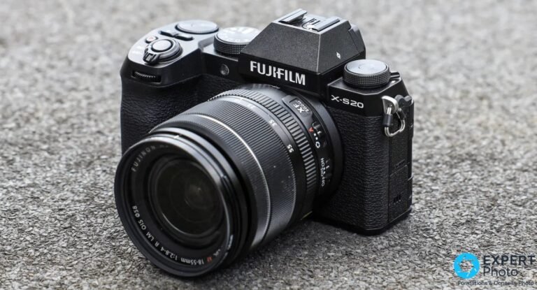 Test Fujifilm X-S20 : un hybride APS-C qui tient encore la route Fujifilm X-S20 équipé du zoom XF 18-55mm sans pare-soleil, posé sur sol béton gris, vue trois quarts avant