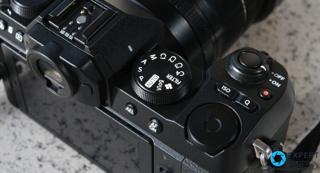 Fujifilm X-S20 vu de dessus en gros plan, molette PASM avec AUTO, Vlog, FILTER et positions C1 à C4, boutons AEL et AF ON
