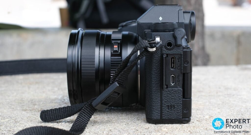 Côté gauche du Fujifilm X-S20 avec caches micro, USB-C et micro HDMI ouverts, prise jack 3,5mm visible