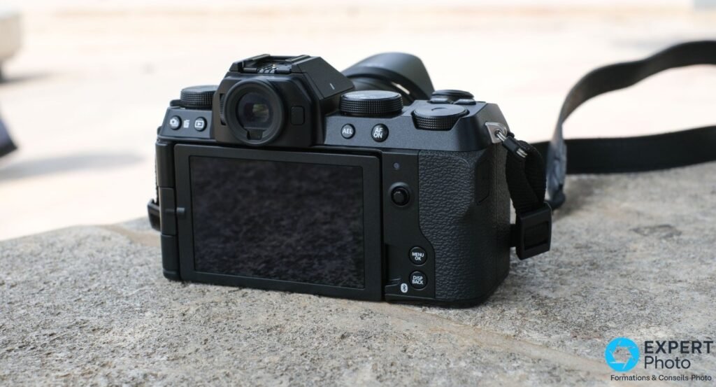 Fujifilm X-S20 vu de l'arrière, écran tactile rabattu, viseur électronique avec œilleton et touches AEL, AF ON, MENU