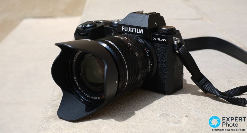 Fujifilm X-S20 équipé du XF 18-55mm avec pare-soleil tulipe Fujinon, posé sur dalle de pierre claire
