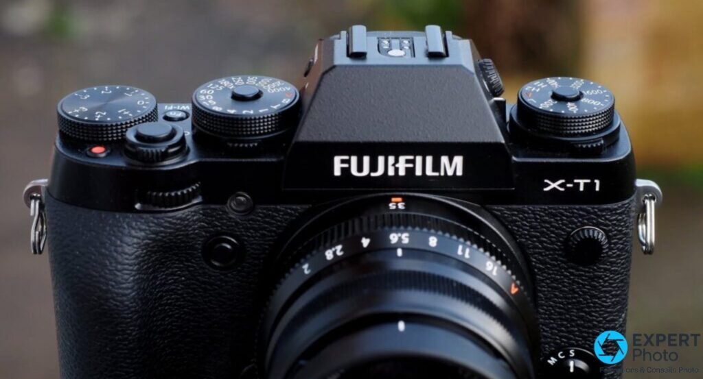 Plan serre sur les commandes arriere du Fujifilm X-T1 : oeilleton, hot shoe, boutons AE-L, AF-L, Fn, Wi-Fi et Focus Assist