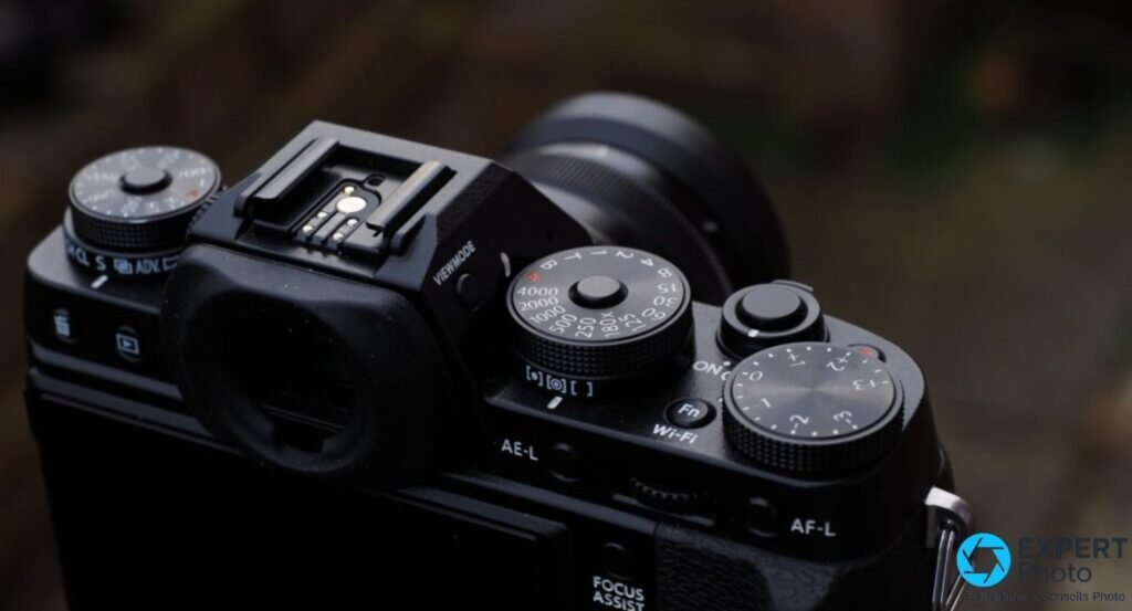 Vue de dessus du Fujifilm X-T1 avec objectif XF 35 mm, molettes ISO, vitesse et compensation visibles sur le top plate