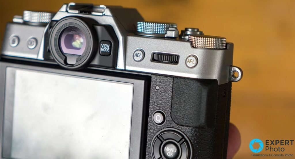 Détail arrière du Fujifilm X-T10 : viseur électronique, bouton VIEW MODE, AE-L, AF-L et molette des vitesses. 