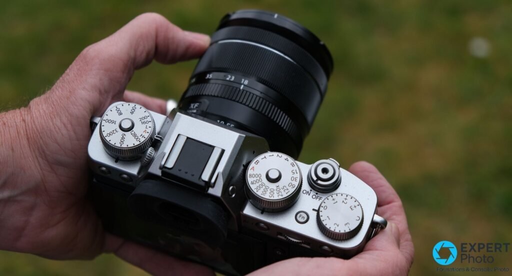 Vue de dessus du Fujifilm X-T3, molettes ISO, vitesse d'obturation et correction d'exposition, objectif XF 18-55mm