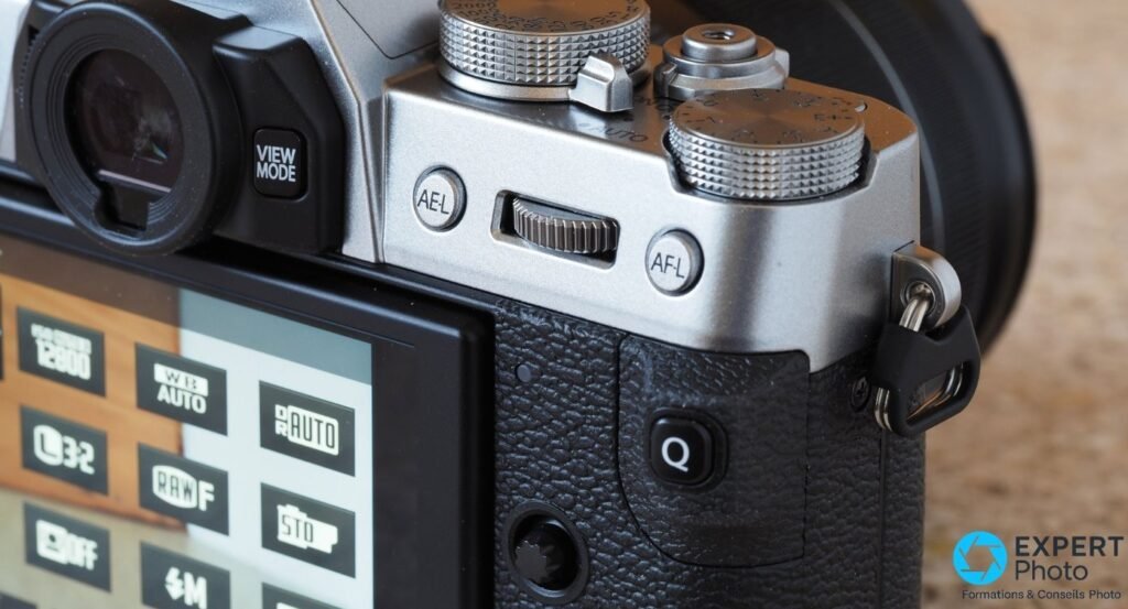 Fujifilm X-T30 II silver vue arrière rapprochée, écran affichant le menu Q, boutons AE-L, AF-L, Q et molette.