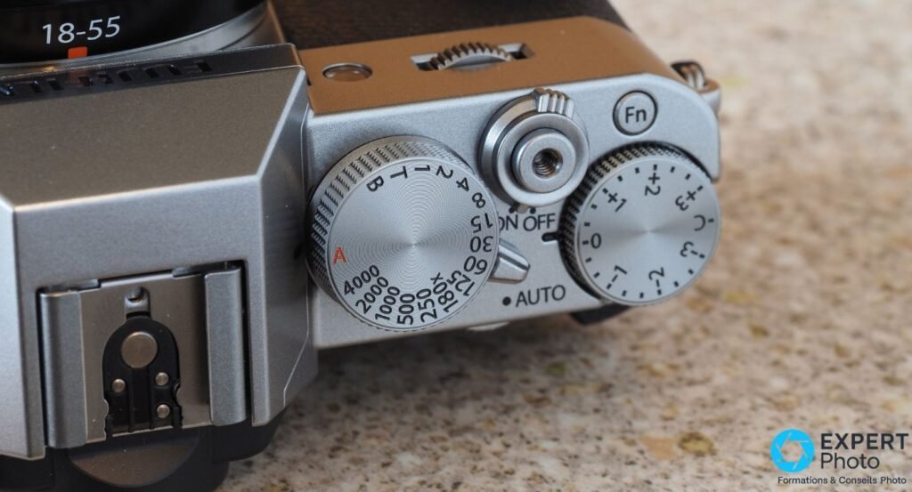 Fujifilm X-T30 II silver, gros plan en plongée sur la molette de vitesse et la molette de compensation d'exposition.