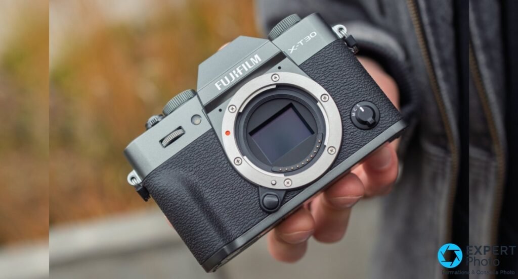 Fujifilm X-T30 III anthracite vu de face, monture X ouverte et capteur APS-C exposé