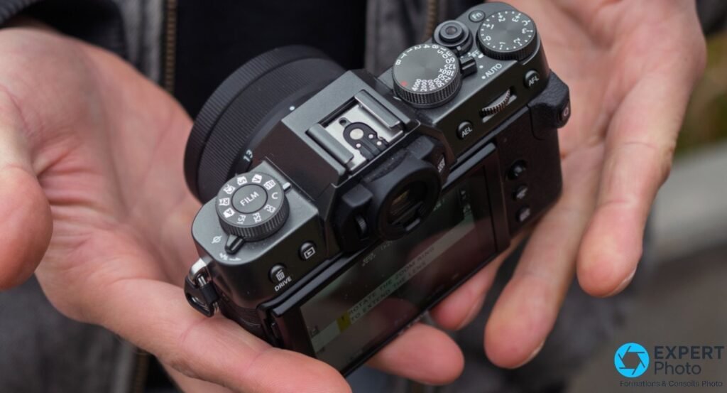 Fujifilm X-T30 III noir vu du dessus, molettes vitesse et FILM visibles, griffe porte-flash sans cache.