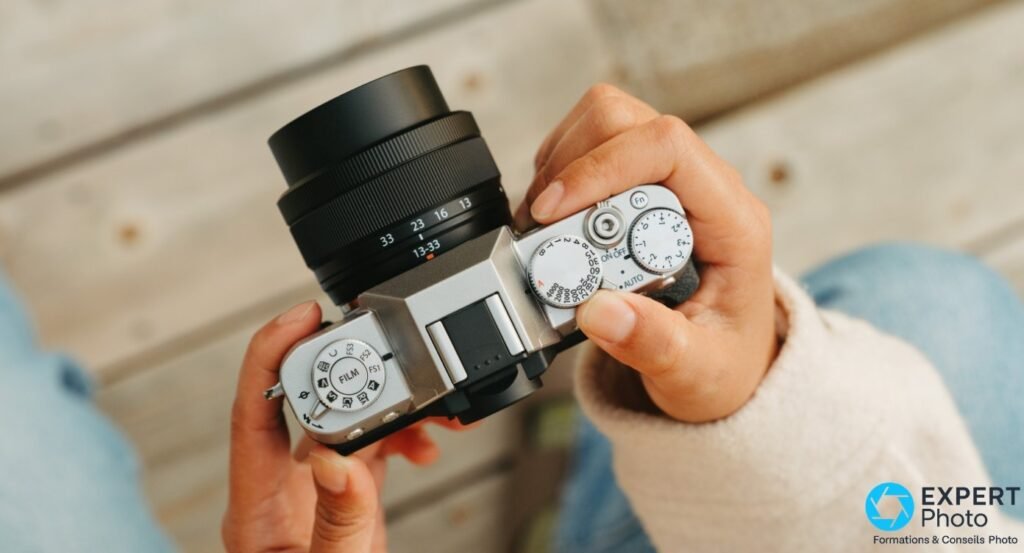 Capot supérieur argent du Fujifilm X-T30 III, molette Film Simulation FS1-FS3 visible, objectif XC 13-33 mm monté.
