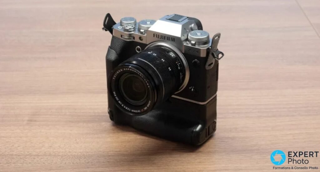 Fujifilm X-T4 silver équipé d'un grip d'alimentation vertical noir et de l'objectif Fujinon XF 18-55 mm.