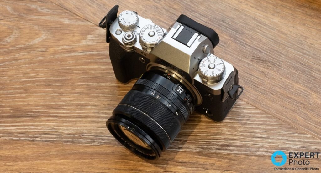 Vue plongée du top-plate du Fujifilm X-T4 silver, molettes ISO, vitesse et expo, objectif XF 18-55 mm monté.