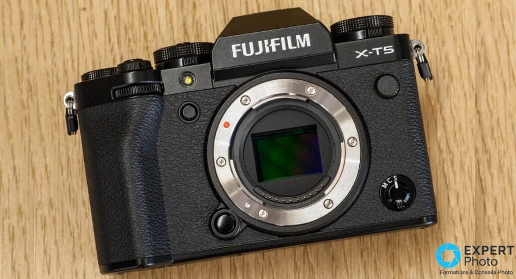 Fujifilm X-T5 boîtier nu vu de face, monture Fujifilm X et capteur APS-C X-Trans 5 HR 40 Mpx visibles.
