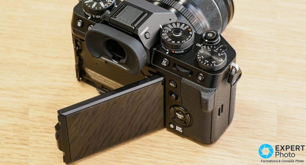 Fujifilm X-T5 vu en plongée arrière, écran tactile trois axes pivoté pour le cadrage vertical. 