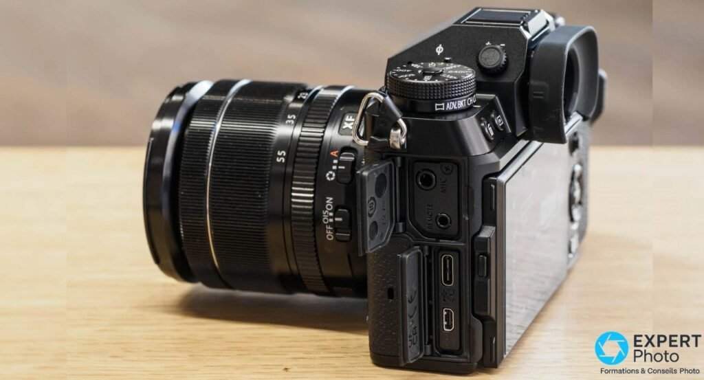 Profil gauche du Fujifilm X-T5, trappes ouvertes révélant les prises MIC, REMOTE, USB-C et HDMI.