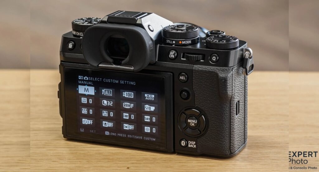 Vue arrière du Fujifilm X-T5, écran allumé sur le menu Select Custom Setting et boutons MENU OK et Q.