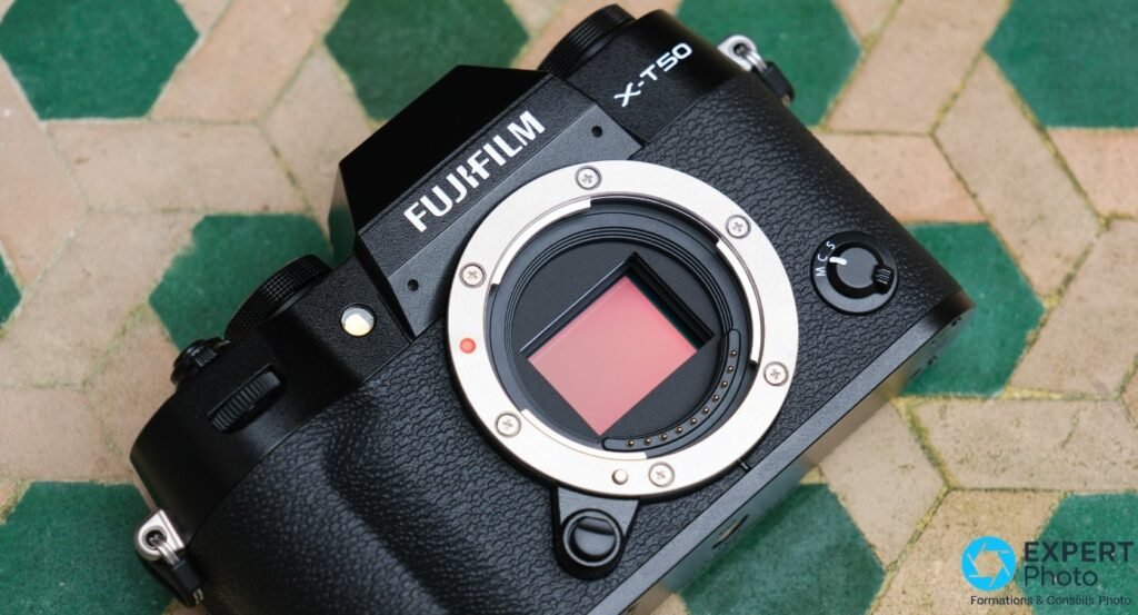 Boîtier Fujifilm X-T50 nu vu de trois-quarts avant, monture X et capteur APS-C visibles