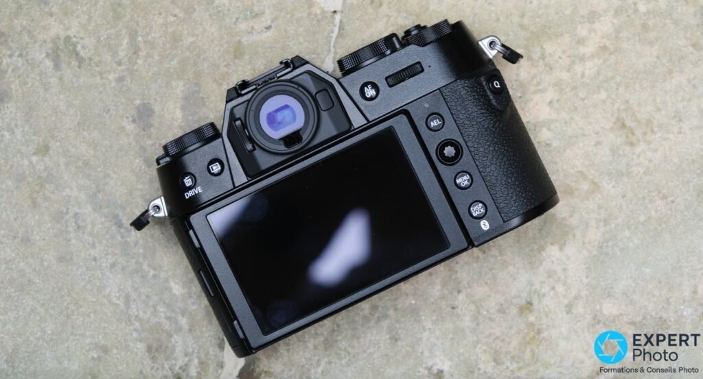 Vue arrière du Fujifilm X-T50, écran inclinable, viseur électronique, boutons AF ON Q AEL MENU