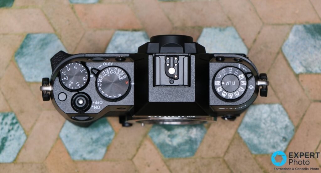 Fujifilm X-T50 vu du dessus, molettes de vitesse, correction d’exposition et simulation FILM