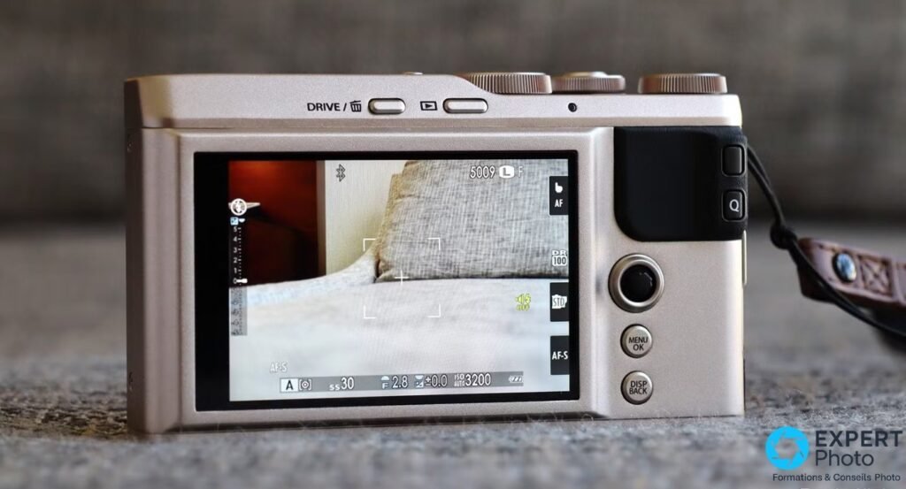 Face arrière du Fujifilm XF10, écran tactile fixe 3 pouces allumé affichant la visée live, touches MENU OK et Q
