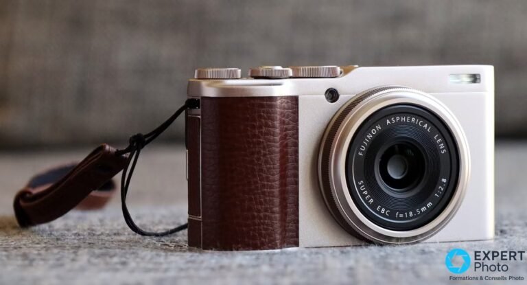 Fujifilm XF10 champagne vu de face en trois quarts, grip cuir marron, objectif Fujinon 18,5 mm f/2.8