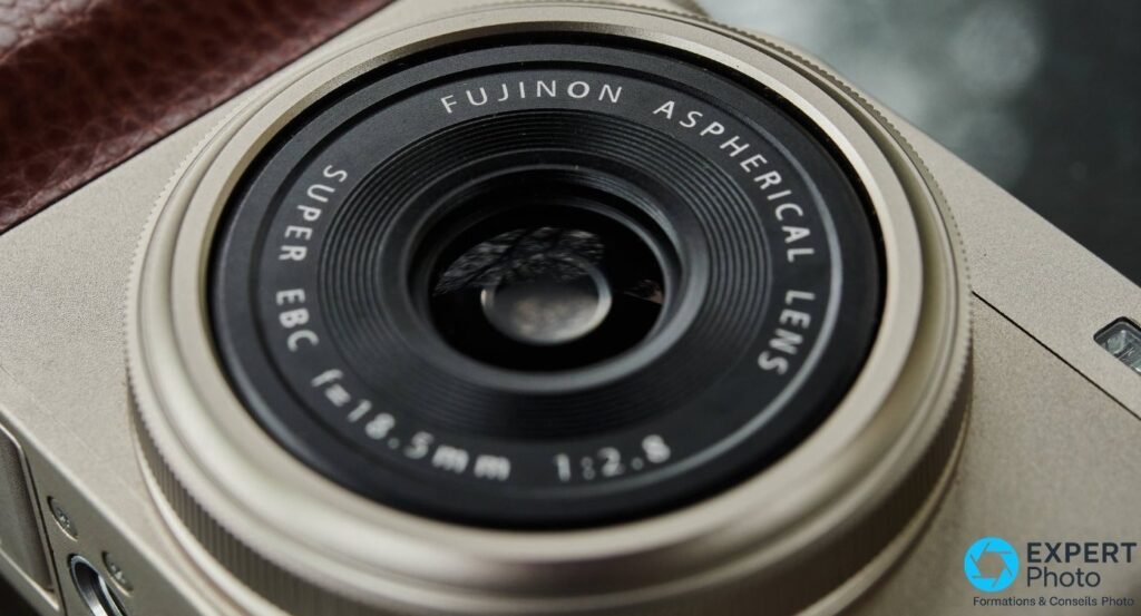 Gros plan macro sur l'objectif Fujinon Aspherical Lens Super EBC 18,5 mm f/2.8 du Fujifilm XF10