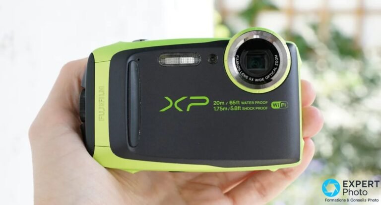 Fujifilm XP120 vert citron tenu dans une main, vue 3/4 avant, objectif Fujinon 5x WIDE OPTICAL ZOOM