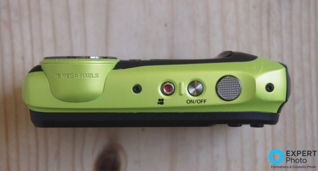 Fujifilm XP120 vu de dessus, capot vert citron, déclencheur, bouton ON/OFF et icône vidéo visibles