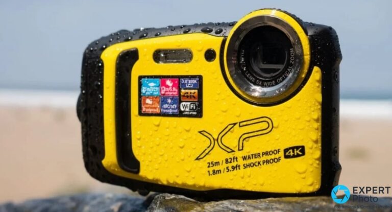 Test Fujifilm XP140 : faut-il encore l’acheter en 2026 pour la photo étanche ? Fujifilm XP140 jaune de face avec gouttes d'eau, marquages 25 m Waterproof, 1,8 m Shockproof et 4K visibles.