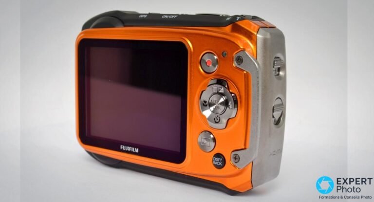 Fujifilm XP150 en 2026 : faut-il encore l’acheter d’occasion ? Dos en trois-quarts du Fujifilm XP150 orange : écran LCD, pad de navigation MENU/OK, logo FUJIFILM et bouton DISP/BACK.