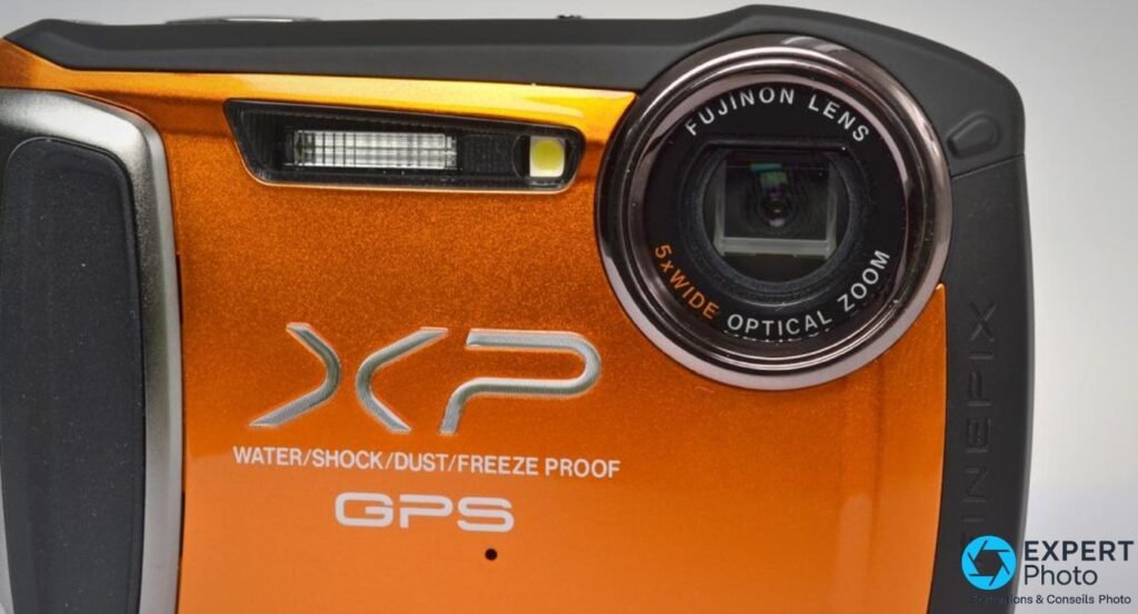 Face avant du Fujifilm XP150 orange en gros plan : logo XP, mentions étanchéité, GPS et objectif Fujinon 5x.