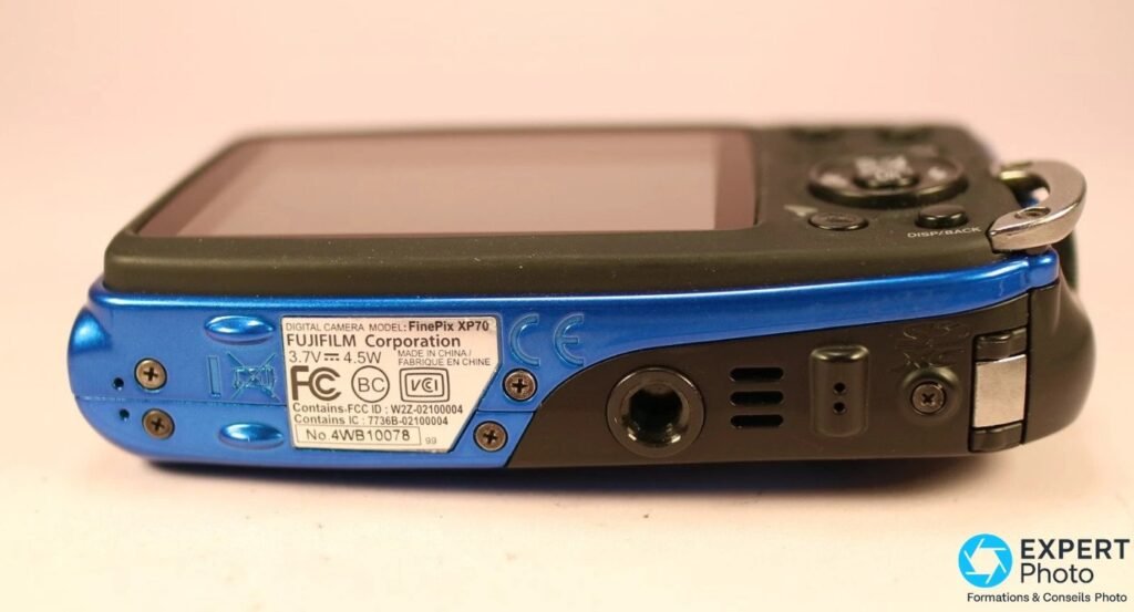 Tranche inférieure du Fujifilm FinePix XP70 montrant l'étiquette FCC, numéro de série, mention Made in China