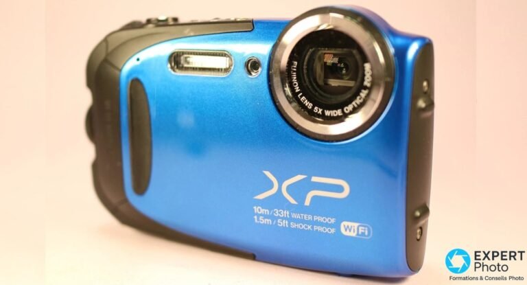Boîtier Fujifilm FinePix XP70 bleu vu de trois quarts avant, objectif Fujinon 5x rétracté, logo XP visible