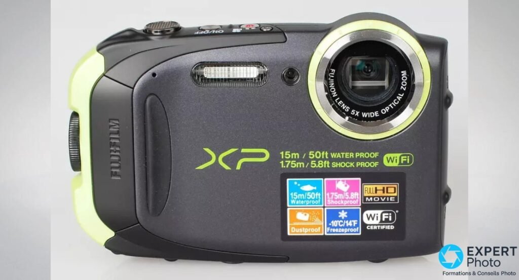 Face avant du Fujifilm XP80 avec logo XP, stickers 15m waterproof, 1.75m shockproof, dustproof, freezeproof et Wi-Fi.