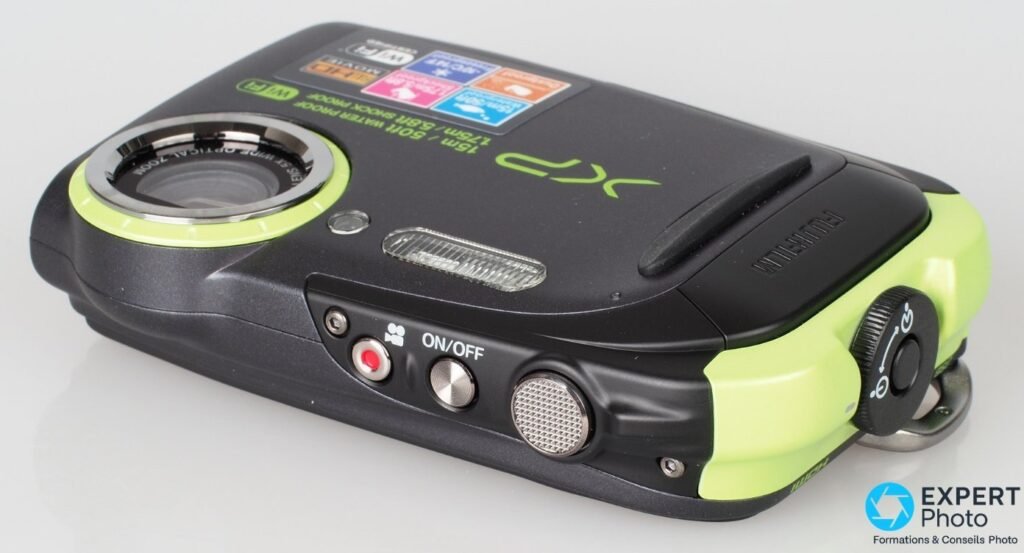 Vue trois-quarts dessus du XP80 montrant déclencheur, bouton ON/OFF, bouton REC rouge et trappe USB latérale.