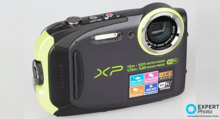 Test Fujifilm XP80 : ce que vaut vraiment ce compact étanche aujourd’hui Compact étanche Fujifilm XP80 noir et vert lime, objectif Fujinon 5x étendu, stickers d'étanchéité visibles.