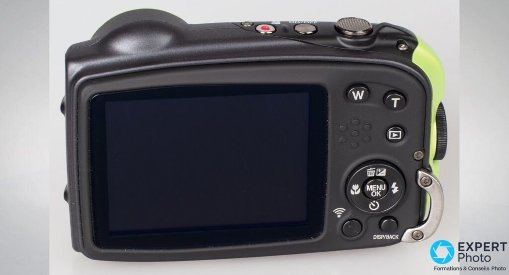 Dos du Fujifilm XP80 avec écran LCD, boutons W et T zoom, pavé MENU/OK, DISP/BACK et icône Wi-Fi visible.