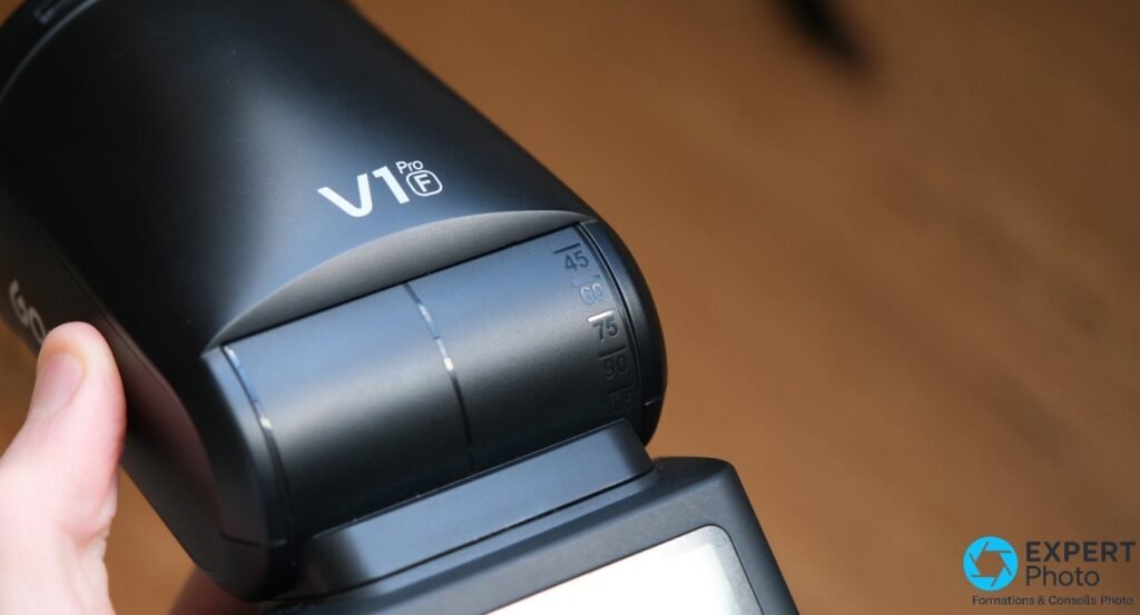 Tête du Godox V1 Pro en gros plan, marquage V1 Pro F et echelle graduee 45 a 105 pres du zoom