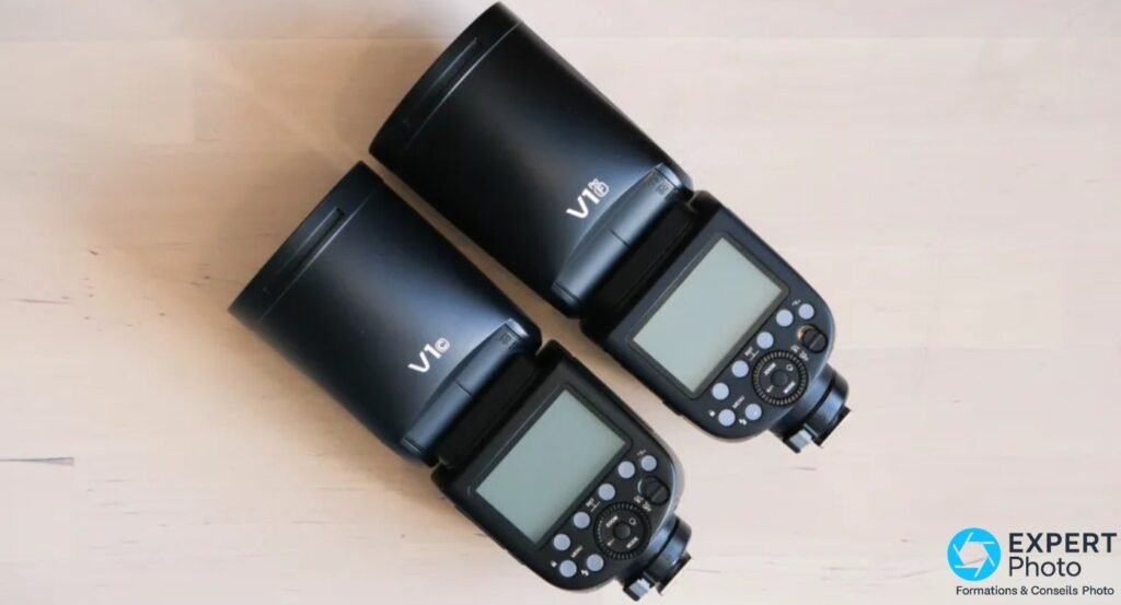 Flashes Godox V1 et V1 Pro cote a cote vus de dos, ecrans et molettes de commande visibles