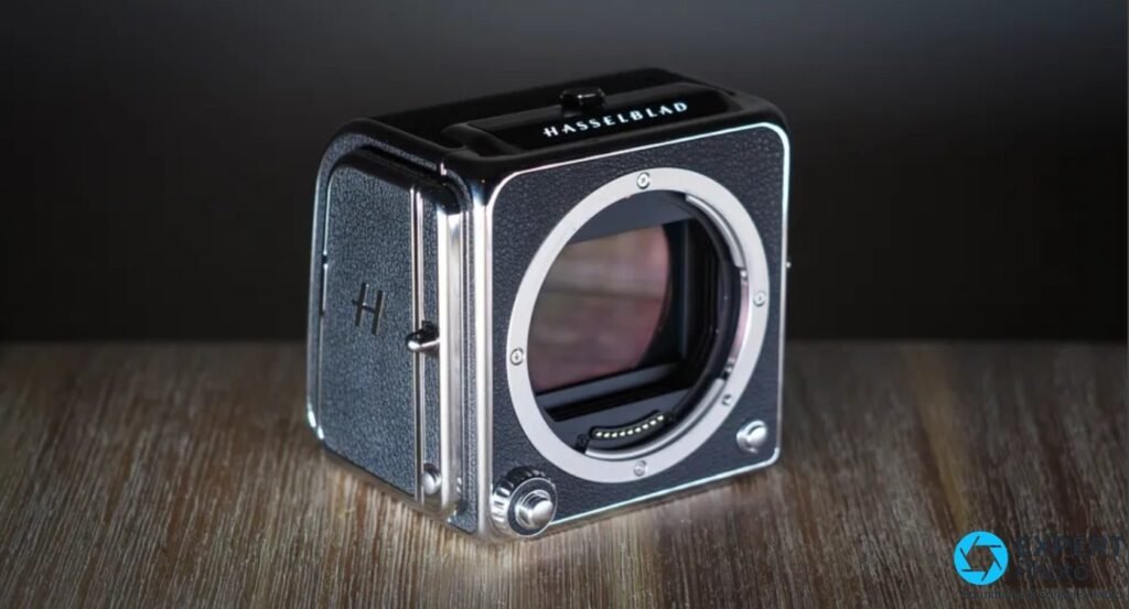  Boitier Hasselblad 907X CFV 100C sans objectif, monture ouverte et contacts dores, logo H sur le flanc