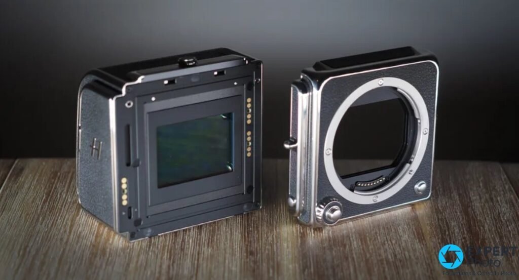 Dos numerique du Hasselblad 907X CFV 100C detache montrant le capteur, boitier nu a droite