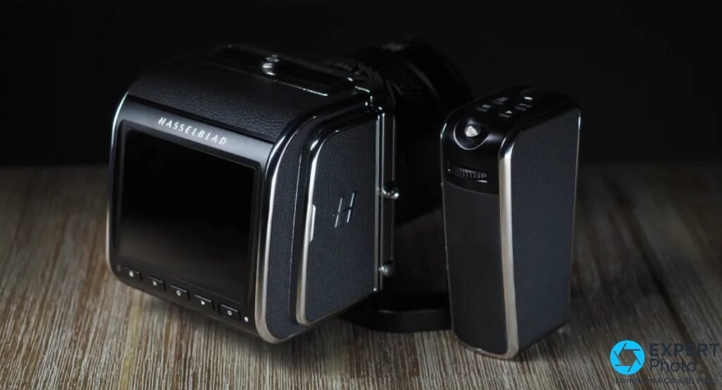 Arriere du Hasselblad 907X CFV 100C, ecran LCD eteint et logo H, module de commande pose a droite