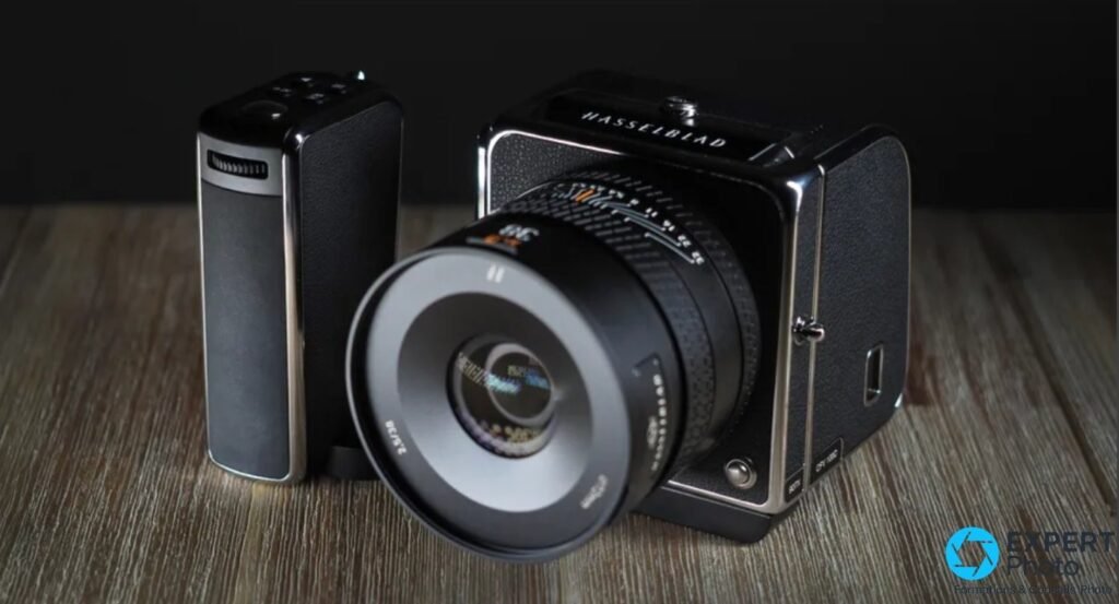  Boitier Hasselblad 907X CFV 100C et objectif 38 mm sur bois, module de commande vertical pose a gauche
